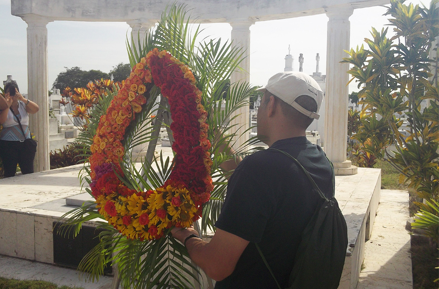 Homenaje a Navarro Luna en le cementerio local // Foto Redacción Digital