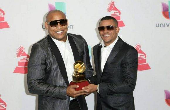 Los cubanos Alexander Delgado y Randy Martínez, de la agrupación Gente de Zona, posan con su Grammy Latino al Mejor Álbum Fusión Tropical, el jueves por la noche en Las Vegas. Foto: Tommaso Boddi/ AFP/Getty Images.