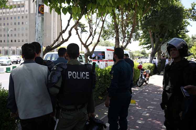 Suman 17 los muertos por ataques en Irán, identifican a terroristas