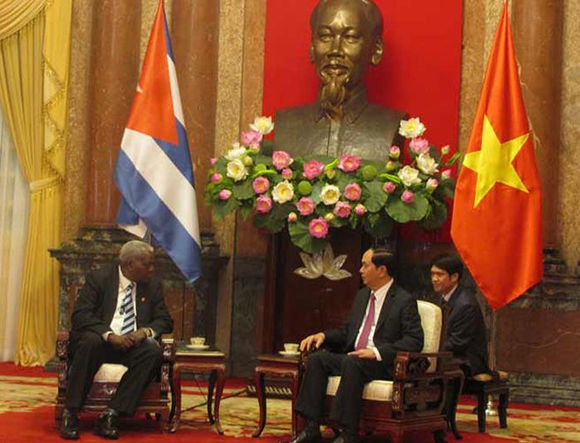 Presidente Tran Dai Quang junto a Esteban Lazo en Vietnam. Foto: PL.
