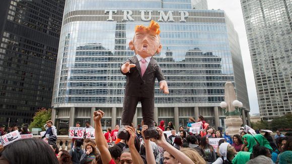 Protesta frente a la Torre Trump en Chicago. Foto: Getty Images.