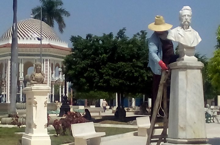 Restauran parque Carlos Manuel de Céspedes // Foto Eliexer Peláez