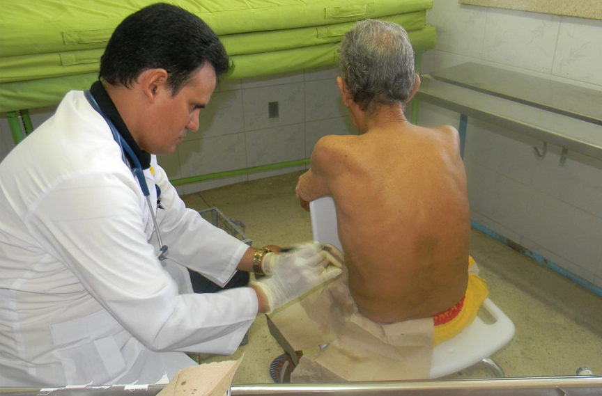 Atención esmerada a los abuelitos ingresados en la Sala de Geriatría del Hospital Clínico Quirúrgico de Manzanillo // Foto Lilian Salvat