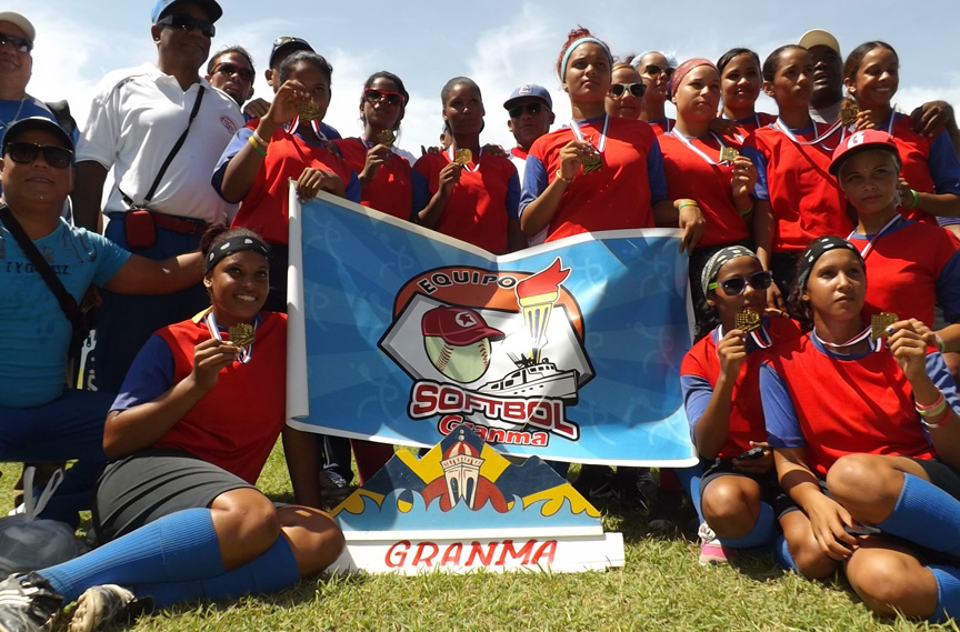 Equipo femenino de softbol de Granma // Foto Yurisdel Reyes