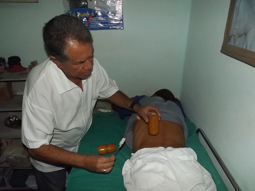 La aplicación de técnicas de la medicina tradicional // Foto Yurisdel Reyes
