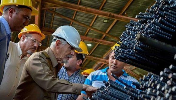 El Comandante de la Revolución Ramiro Valdés Menéndez, miembro del Buró Político del Comité Central del Partido y vicepresidente de los Consejos de Estado y de Ministros, en una visita a la Empresa de Aceros Inoxidables, Acinox-Las Tunas. Foto: Yacial Peña de la Peña/ACN.