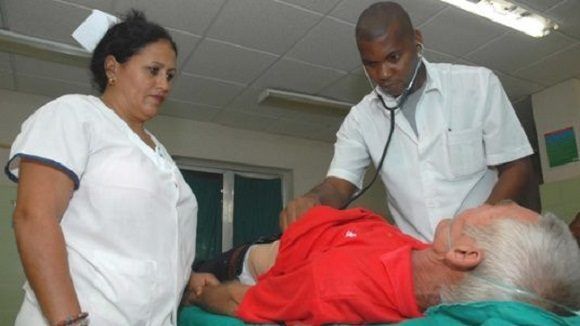 El acceso universal y gratuito al sistema de salud y a la vacunación infantil es una de las banderas de la Revolución Cubana. Foto:Radio Cadena Agramonte