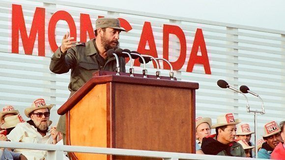 Pronuncia discurso en el acto conmemorativo del XXVII Aniversario del Asalto al Cuartel Moncada efectuado en la provincia de Ciego de Ávila, 26 de julio de 1980. Foto: Estudios Revolución / Sitio Fidel Soldado de las Ideas