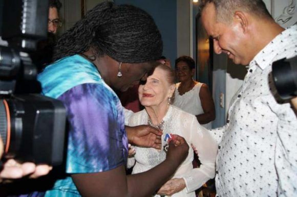 La presidenta del gobierno en Matanazas le impone la Orden Félix Varela de Primer Grado a Carilda Oliver Labra. Foto: José Miguel Solís, Granma