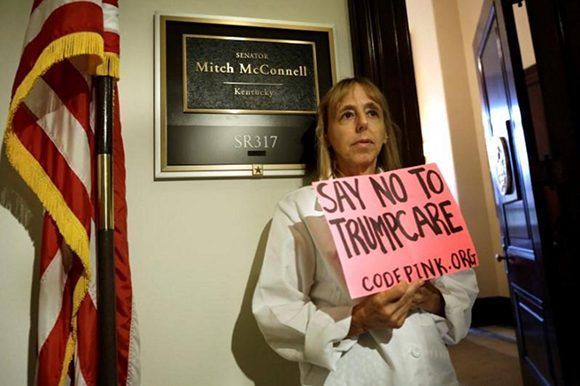 Los republicanos en el Congreso de Estados Unidos se dividieron a raíz del fracaso en el Senado del segundo intento de aprobar un proyecto de ley de reforma del sistema de salud del país. En la imagen, una activista protesta por la reforma republicana en Washington el 17 de julio de 2017. Foto: Yuri Gripas/ Reuters.