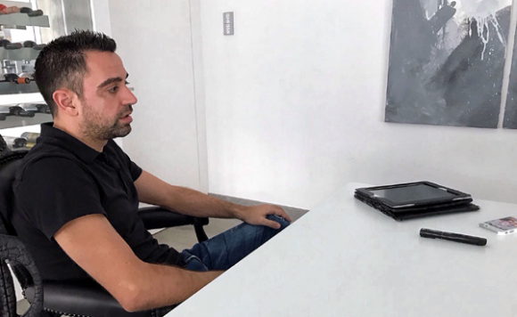 Xavi en entrevista con The Tactical Room. Foto tomada de la revista.