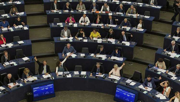 Eurodiputados emiten su voto y dan luz verde a la implementación provisional del Acuerdo de Diálogo Político y Cooperación entre la Unión Europea y Cuba. Foto: EFE.
