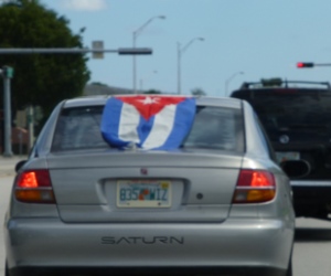Auto en la ciudad de Miami lleva una bandera cubana. Foto: Archivo