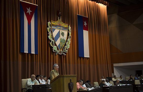 Raúl interviene en la Asamblea Nacional. Foto: Irene Pérez/ Cubadebate.