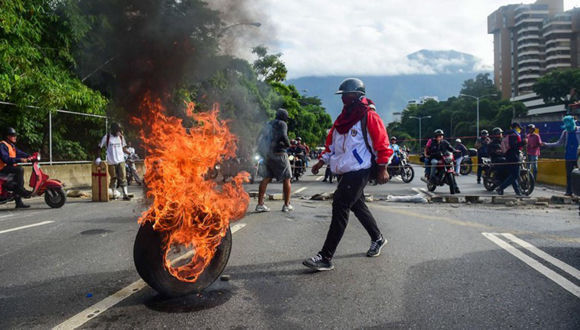 Una calle trancada por “niños ricos” de una urbanización de la clase media alta de Venezuela. Foto: Red58.