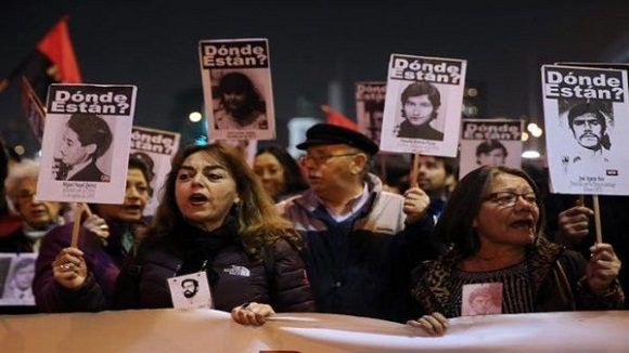 Entre los asistentes a la manifestación está la viuda de Víctor Jara, Joan. Foto: EFE