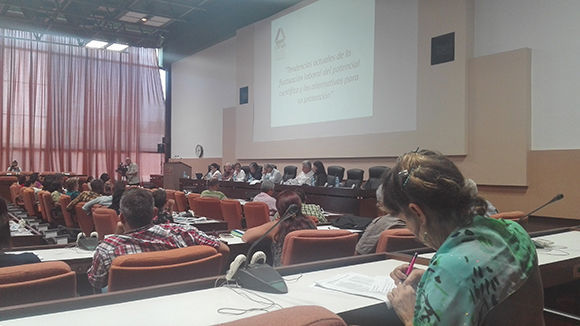 Sobre las tendencias actuales de la fluctuación laboral del potencial científico y las alternativas para su protección debatieron los diputados hoy. Foto: Cubadebate.