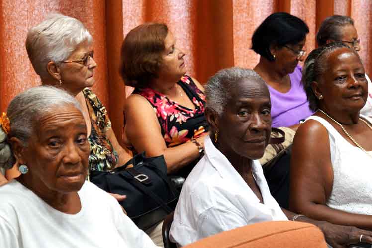Mujeres cubanas viven más pero con menos salud, según estudio
