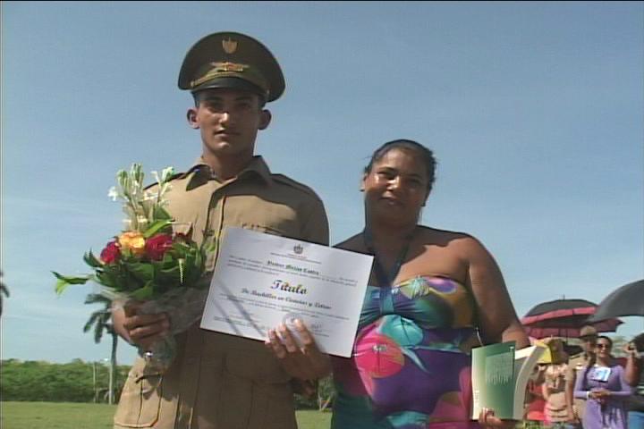 Se gradúan nuevos bachilleres en la Escuela Militar Camilo Cienfuegos de Manzanillo // Foto Golfovisión TV