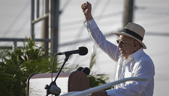 José Ramón Machado Ventura pronuncia las palabras centrales del acto por el 26 de Julio. Foto: Irene Pérez/ Cubadebate.