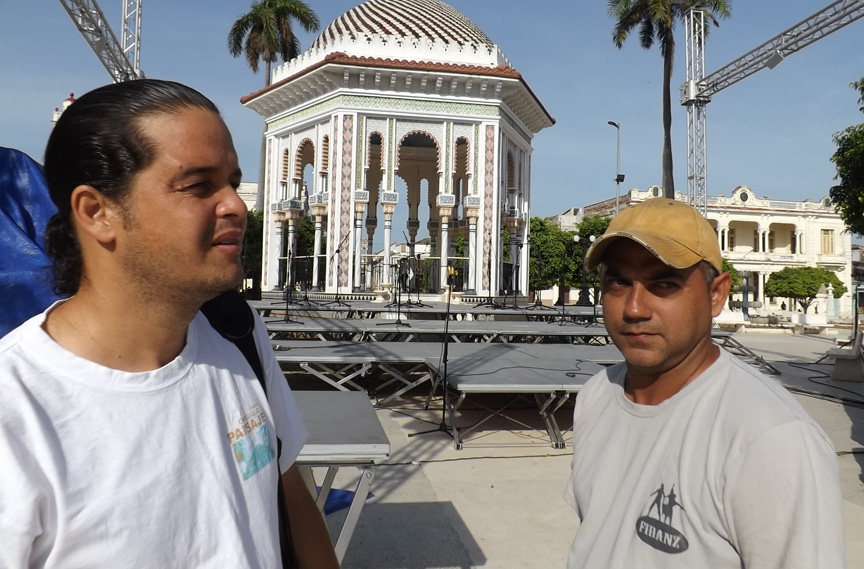 Jesús Eduardo Estrada Sabourín y Lester Escalona, en los preparativos del concierto // Foto Yurisdel Reyes