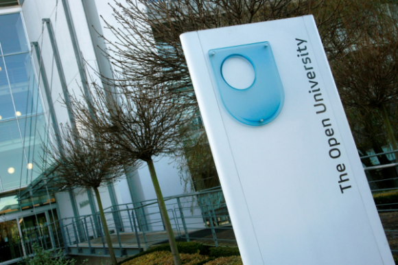 The Open University niega becas a los ciudadanos cubanos por obedecer las leyes del bloqueo estadounidense, pero incumple las propias leyes de su país. Foto: Khmer Online Scholarship.