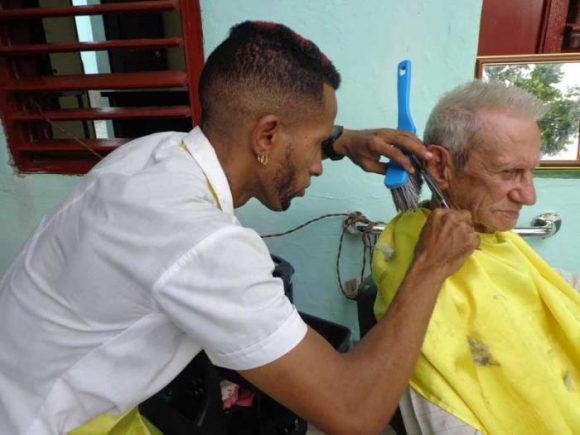 Como parte de las medidas, por ejemplo, en las actividades de belleza se integrarán siete actividades (barbero, maquillista, masajista, manicura, peluquera, peluquera peinadora de trenzas y peluquero tradicional). Foto: Elba Salazar Cuba