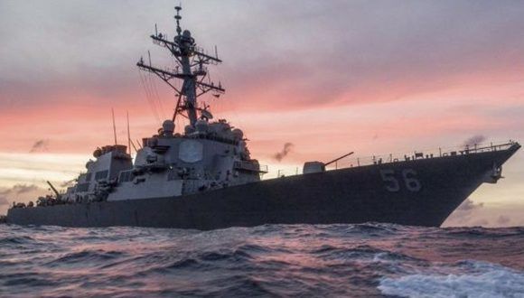Continúan labores de búsqueda y rescate de 10 marineros de EEUU desaparecidos en aguas cercanas a Singapur. Foto: RT