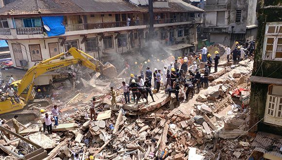 Continúa búsqueda de personas atrapadas dentro del edificio que colapsó en India. Foto: Shailesh Andrade / Reuters
