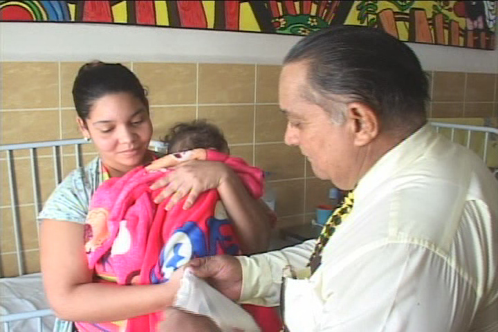 Choferes de la Agencia de Taxis Granma donan artículos para niños hospitalizados // Foto Golfovisión TV