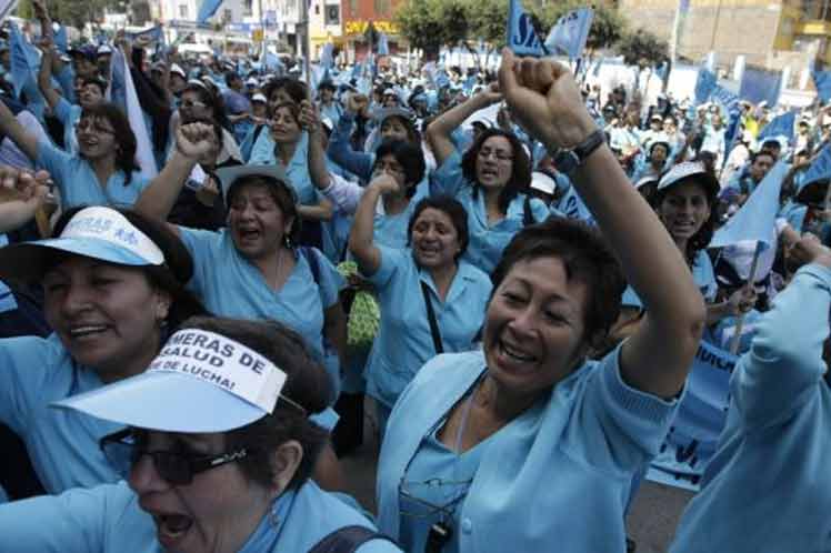 Maestros peruanos desafían hoy al gobierno y crece huelga en salud