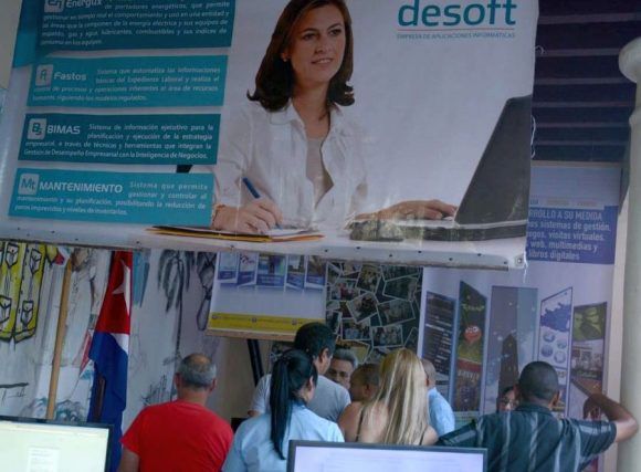 Dedicada al Festival Mundial de la Juventud y los Estudiantes, la feria constituye también un espacio para la firma de convenios entre diversas empresas, el cierre de negociaciones y la socialización de oportunidades de trabajo. Foto: ACN.