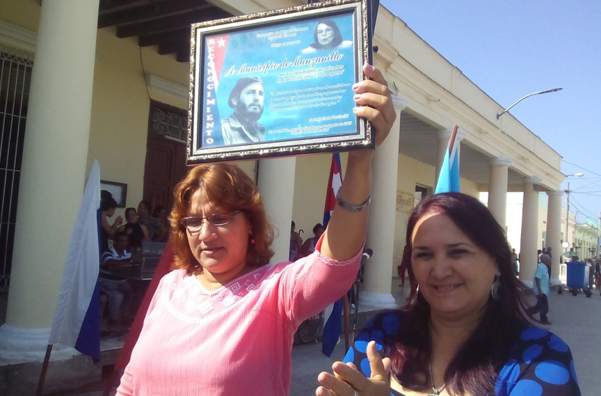 Caridad Molina Rondón, secretaria de la FMC en Manzanillo recibió el cuadro que confirma al municipio como Vanguardia en la emulación nacional por la efeméride // Foto Lilian Salvat