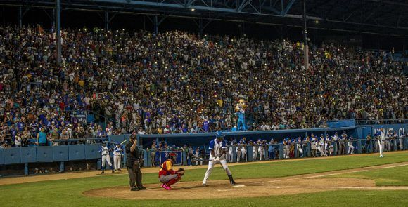 En el partido con más aficionados de la jornada (21 mil), Matanzas superó a Industriales 7-0 en el Latinoamericano. Foto: Ismael Francisco/ Cubadebate.