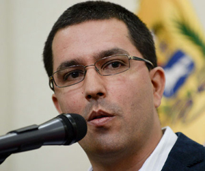 Venezuelan Vice-President Jorge Arreaza speaks during a press conference in Caracas on April 12, 2013 ahead of Sunday’s presidential election. Arreaza referred to the arrest of alleged Colombian paramilitaries who according to acting President Nicolas Maduro had entered the country «to kill». In the closing rally of his campaign maduro added that a plan to generate violence ahead of the election was being dismantled. AFP PHOTO/JUAN BARRETO
VENEZUELA-COLOMBIA-ELECTION-SECURITY-POLITICS-ARREAZA
