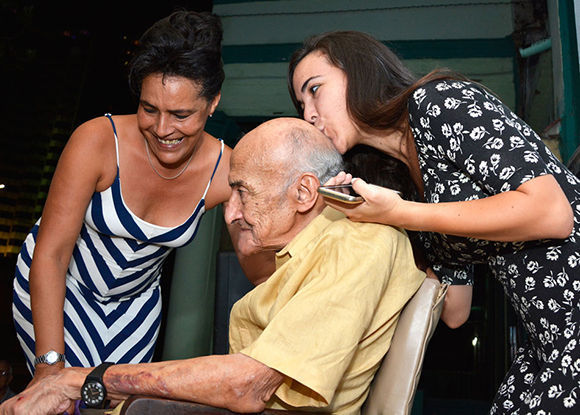 El doctor José Manuel Ballester Santovenia junto a su familia recibió el Premio del Barrio en 2016. Foto: Abel Rojas Barallobre/ La Calle.