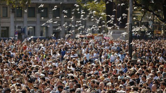 Tras el atentado Barcelona homenajea a sus víctimas con un minuto de silencio. Foto: AP/ Francisco Seco.