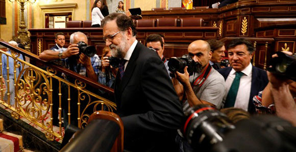 El presidente del Gobierno y del PP, Mariano Rajoy, a su llegada al Pleno del Congreso extraordinario para debatir sobre la trama Gürtel y la cakja B del PP. Foto: Reuters.