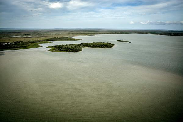 Presa Nipe, uno de los embalses de la provincia de Holguín que resultaron beneficiado con 84 millones 610 mil metros cúbicos de agua producto de las lluvias asociadas al huracán Irma a su paso por la costa norte de la provincia de Holguín, Cuba, el 10 de septiembre de 2017. ACN FOTO/Juan Pablo CARRERAS
