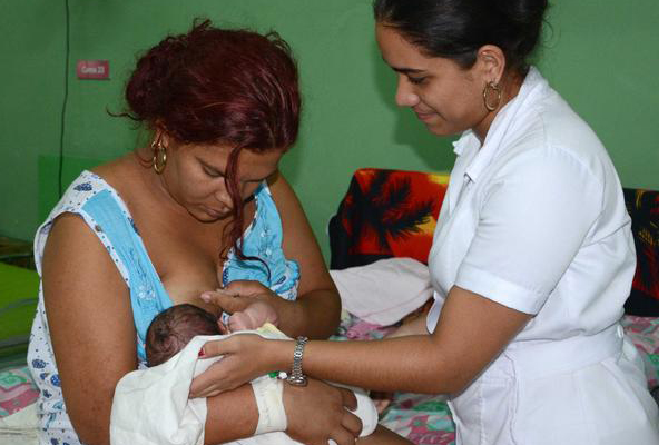 Enfermera  especializada , examina a los recién nacidos con necesidad de cuidados especiales, en la sala de neonatología del hospital  Ginecobstétrico Mariana Grajales, institución con 57 años de experiencia, en Santa Clara, provincia Villa Clara, Cuba, el 25 de mayo de 2016.      ACN FOTO/ Arelys María ECHEVARRÍA RODRÍGUEZ/ rrcc