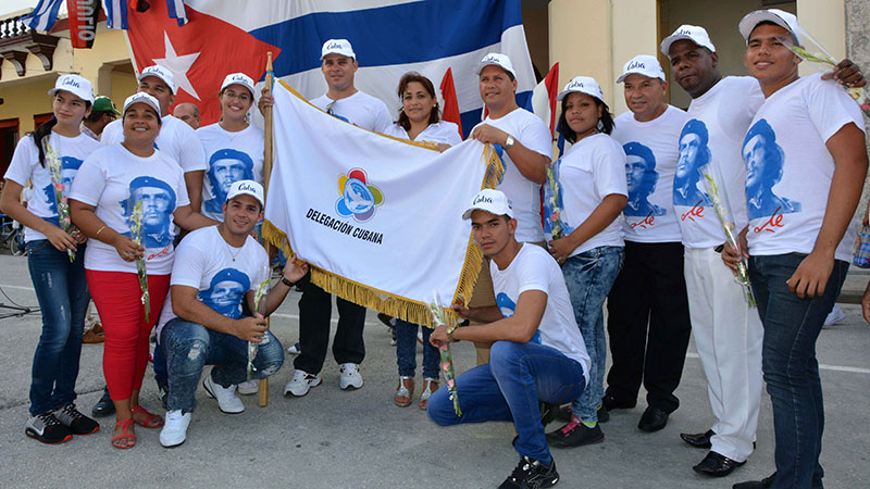 Delegados de la provincia Granma que participarán en el XIX Festival Mundial de la Juventud y los Estudiantes, junto a Susely Morfa González (C), miembro del Consejo de Estado y Primera Secretaria del Comité Nacional de la Unión de Jóvenes Comunistas (UJC), luego del acto de abanderamiento en la ciudad de Bayamo, Cuba, el 20 de septiembre de 2017. ACN FOTO/Armando Ernesto CONTRERAS TAMAYO/ogm