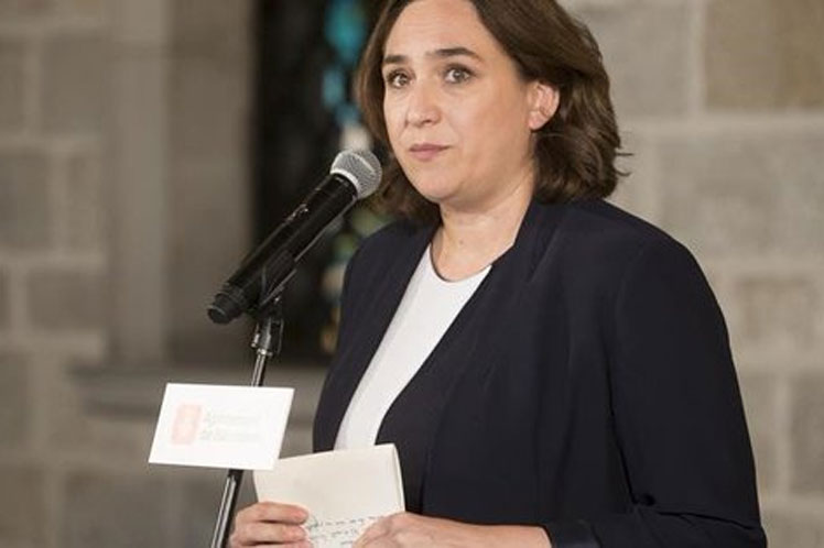 Alcaldesa de Barcelona pide mediación europea en conflicto catalán