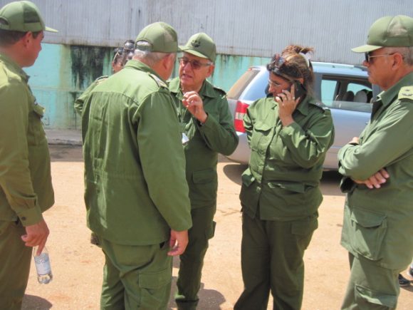 El General de Cuerpo de Ejército Ramón Espinosa (de frente), el Presidente del Consejo de Defensa Privincial de Camagüey Jorge Luis Tapia (de espalda) y la Vicepresidenta del Consejo de Defensa Isabel González, durante el recorrido por Esmeralda. Foto: Rolando Sarmiento Ricart / Adelante