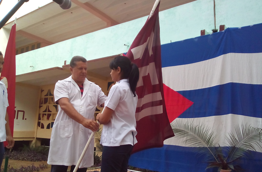 El Doctor Manuel Cendán Rosa, decano de la facultad entregó la bandera de la FEU a una estudiante del primer año // Foto Eliexer Peláez