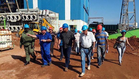 Miguel Díaz-Canel Bermúdez evaluó los trabajos de recuperación en la Central Termoeléctrica Antonio Guiteras, seriamente daña por el huracán Irma. Foto: Ventura de Jesús García/ Granma.