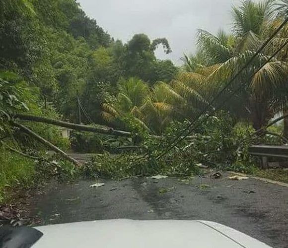 Antes de la llegada del huracán ya eran visibles los primeros efectos en la isla (Twitter Antigua Met Service)