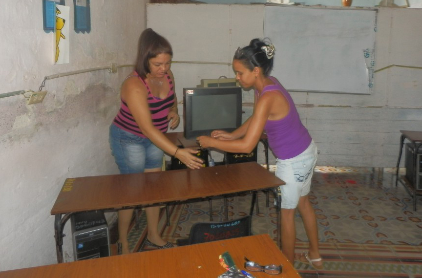 Trabajan en Manzanillo para restablecer en curso escolar luego del paso de Irma // Foto Lilian Salvat