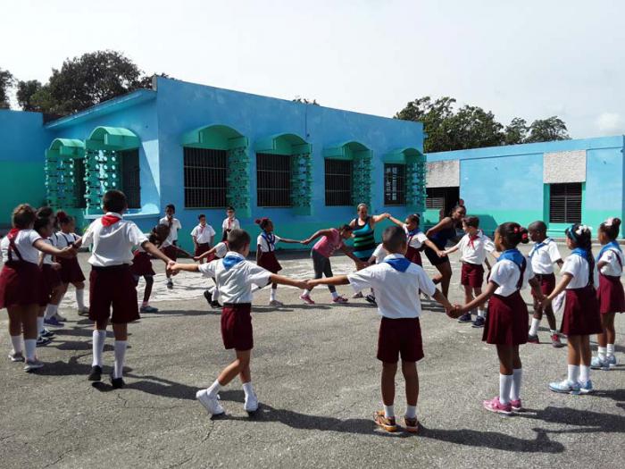 En la escuela primaria Pedro Domingo Murillo, al momento de la visita de Granma, se realizaban juegos y alistaban aulas. Foto: Rodríguez Guerrero, Lissy