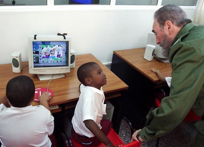 Fidel participó activamente en la creación de los Joven Club de Computación. Foto: Liborio Noval