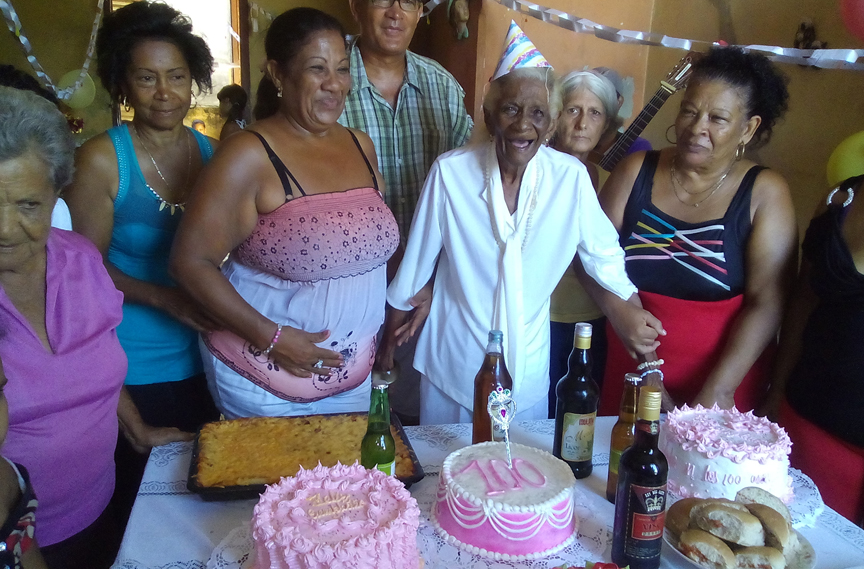 La negra celebró sus 100 años con familiares y amigos // Foto Eliexer Peláez